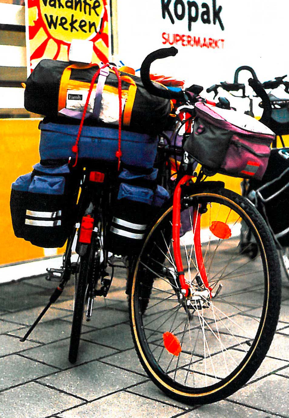 Räder vor dem Supermarkt